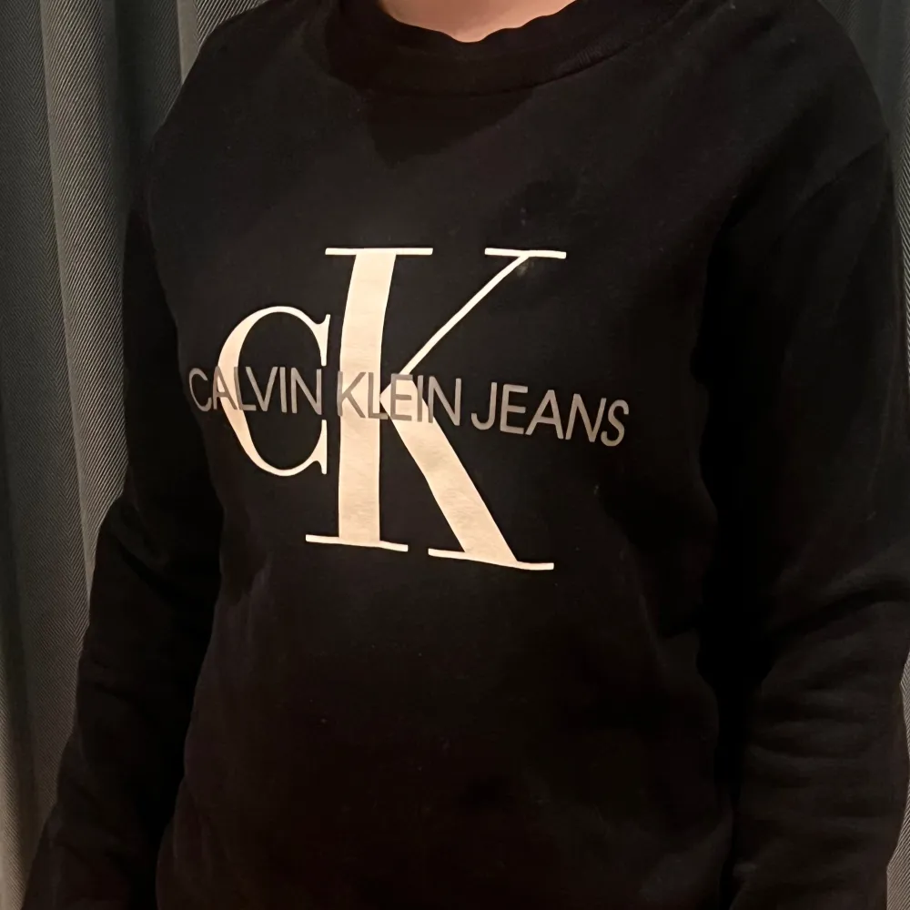 Fin tröja från Calvin Klein Jeans, st S.   Min dotter rensar ur garderoben så titta gärna på mina andra annonser också. . Tröjor & Koftor.