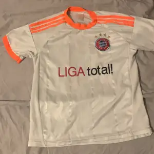 Säljer den här Bayern München tröjan från 2014 med Thomas Müller på ryggen är i storlek S men kan även användas som XS, priset är inte fastspikat och kan diskuteras och var inte rädd för att ställa några frågor 