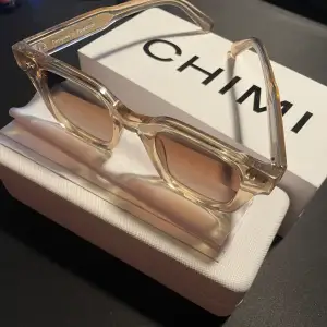 Solglasögon från Chimi med modellen 04. Perfekta till sommaren. De är endast använda ett fåtal gånger och har inga defekter. Alla lådor samt putsduk och fodral tillkommer.