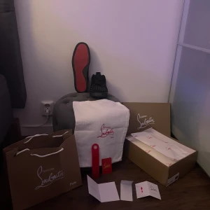 Säljer nu mina feta Christian Louboutin skor - Säljer nu mina Christian Louboutin skor då dem inte riktigt är min stil längre. Storlek 43. Finns i Stockholm. ”Byten kan vara intressant”