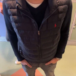 Ralph lauren väst - Säljer Ralph lauren väst helt ny skriv vid frågor eller funderingar, modellen är 185 o väger 70 kg 