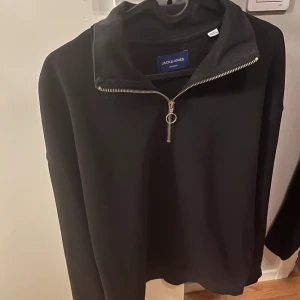 Half zip tröja - En Jack & Jones half zip i bra skick, storlek S. Pris går att diskutera vid snabb affär.