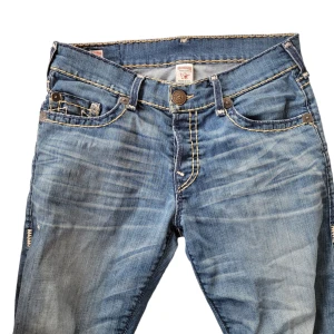 Baggy true religion - Säljer pga de inte kommer till användning, priset kan diskuteras. Dom e INTE skinny Stl 34, väldigt baggy i midjan. Kom privat för frågor eller fler bilder