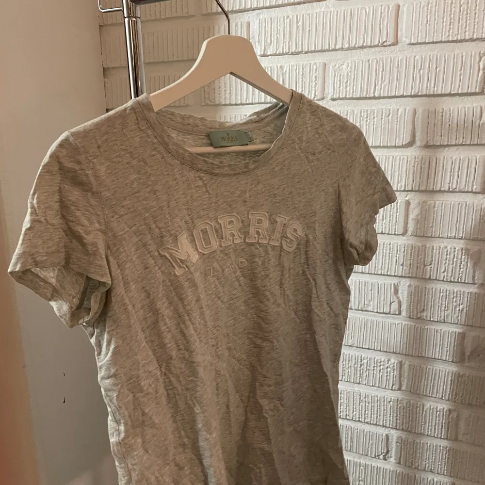 Ljusgrå. T-shirts.