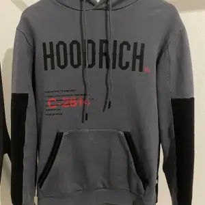 Hoodrich hoodie Storlek S Sparsamt använd mindre fläck på luvan inget man märker av, säljes för 300:- + frakt, vid fler frågor skriv privat. Finns även underdel så det blir ett komplett set 