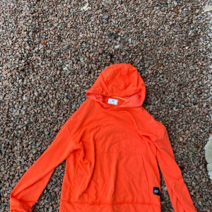 Orange hoodie - Säljer den här snygga och sköna hoodien. Hör av dig om du har frågor