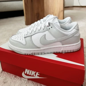 Nike dunk low - Helt nya Nike dunk low i strl 37,5 i färgen grå. Säljer pga att det var för små för mig. 