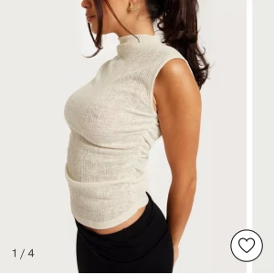 Vit topp - Säljer den fina toppen från Nelly. Helt oanvänd! Lappar kvar. Nypris: 249kr. Skriv privat vid funderingar🫶