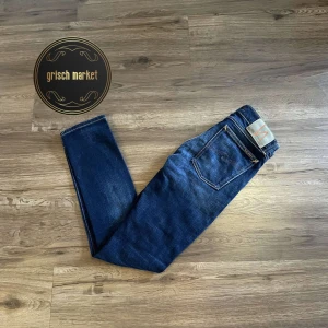 Nudie Jeans  - Ett par fräscha Nudie jeans i mycket bra skick, 9/10 inga tecken på användning | jeansen är slimfit, modell Long John, mått på midjan är 35cm och längden 93, passar dig som är runt 170, 50kg | storlek 27/30 |  nypris ca 1600kr | kom gärna med frågor!