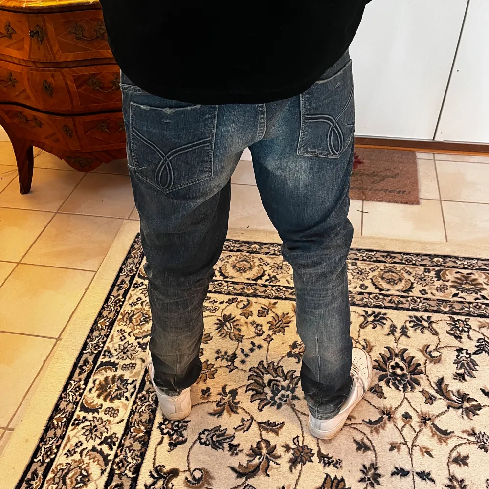 RIKTIGT FETA onvaliga Calvin Klein  jeans! SJUKT schysst fade, Med en bra passform!👖TITTA MIN SIDA SÅ DU INTE MISSAR NÅGOT ÄNNU FETARE!🍾💶Kom dm ifall du har några frågor!🙋‍♂️😊. Jeans & Byxor.