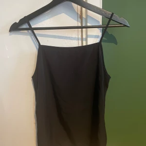 Topp med rak skärning - Svart topp/linne med rak skärning, från Asos.