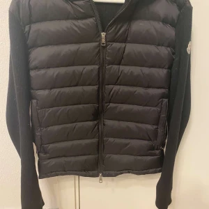 Moncler cardigan - Skick 8/10 Inga defekter eller något liknande Kom privat för mer info Priset är ej hugget i sten  K3pia