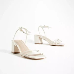 Låga klacksko med bred passform - Skitnsygga klackskor från Boohoo. Fyrkantig tå, låg blockklack och bred passform. Perfekt till student eller bal! Nypris, 396! 