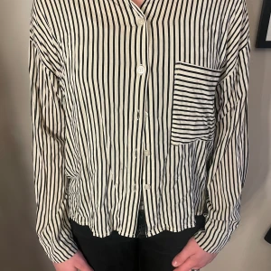  Skjorta  - En randig tröja aldrig använd, typ linne tyg 