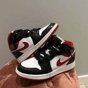 Jordans  - Säljer dessa jordans, de är använda max 3 gånger då jag köpte för liten storlek. De är helt i nyskick. Perfekta till våren🙌🏼köpte de för ca 1600kr