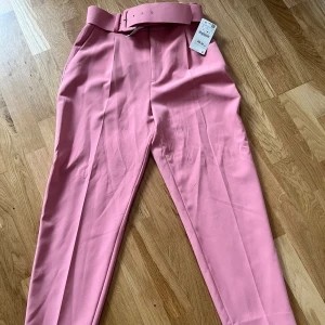 Byxor zara  - Helt nya eleganta byxor från zara prislappen är på 