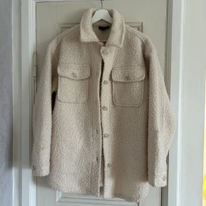 Vårjacka - Finns två små fläckar på vardera arm, inte prövat att få bort, tror det är enkelt! 