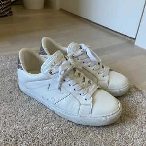 Zadig skor - Zadig skor i storlek 40🩷 köpta för 2700. Kan tänka mig att gå ner i pris vid snabb affär🩷 Bra skick🩷