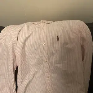 Tjena säljer en Ralph lauren skjorta eftersom den är för stor. Testad 1 gång! Den är äkta men har inget bevis tyvärr! Riktigt fett till sommaren