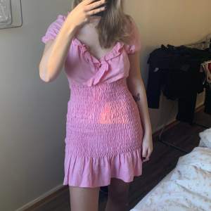 Hejsan, Säljer mina super fina klänning från zara som jag bara använt en gång. Den är i rosa linnetyg och i nyskick🩷