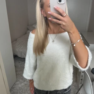 Vit trekvartsärmad tröja - Säljer denna vita trekvartsärmade tröja. Har du någon fråga är det bara att höra av dig🫶🏻