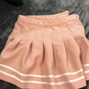 Rosa H&M kjol - Snygg rosa H&M kjol i storlek 34. Använd en gång till ett event endast. Så säljer då den inte längre kommer till användning 