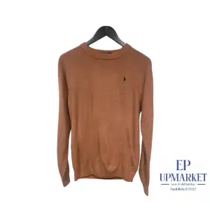 Hej🔹Högkvalitativ tröja ifrån Ralph Lauren, snyggt över T-shirten & skjortan. Tveka inte att kontakta oss i chatten vid frågor✅