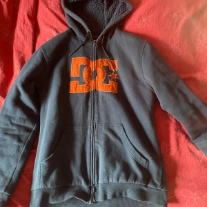 DC kofta - En jätte snygg DC kofta säljer eftersom att den inte kommer till användning längre. Den är i bra skick.