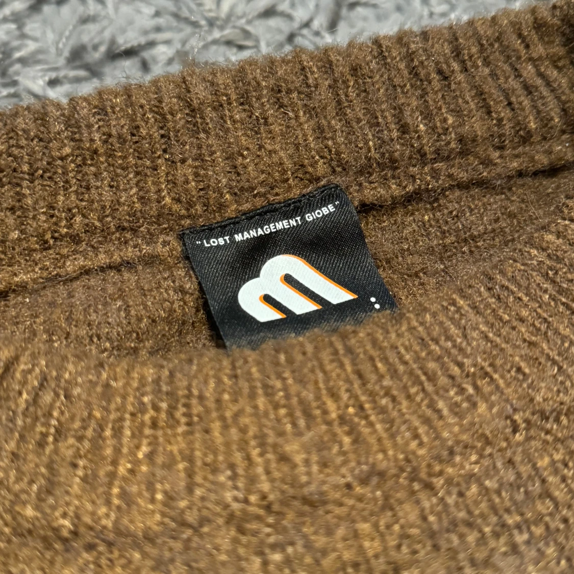 Stickad tröja brun - 90