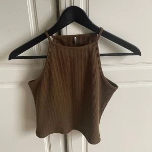 Linne  - Brun/grön linne från PIECES  Storlek M  Använd få tal gånger 