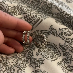 Örhängen  - Väldigt fina örhängen, endast använda ett fåtal gånger.  Ploppar medföljer ej💗