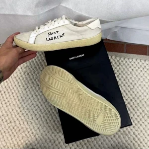 Saint Laurent skor - Tja, säljer dessa saint Laurent skor i färgen vit. Skorna är i bra skick utan några större defekter!   Hör av er vid eventuella frågor🙌