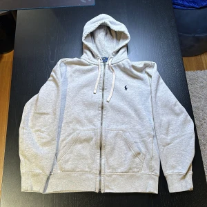 Ralph Lauren zip- up  - Äkta ralph lauren zip- up. Använd men i perfekt skick. 