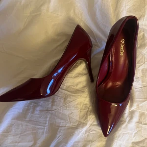 Röda klackar  - Vinröda klackar, använda 1 gång. Storlek 37