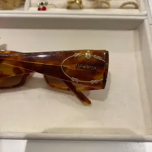 Ikoniska vintage Prada solglasögon 🤍🤍 Köpta på Vestiaire Collective.