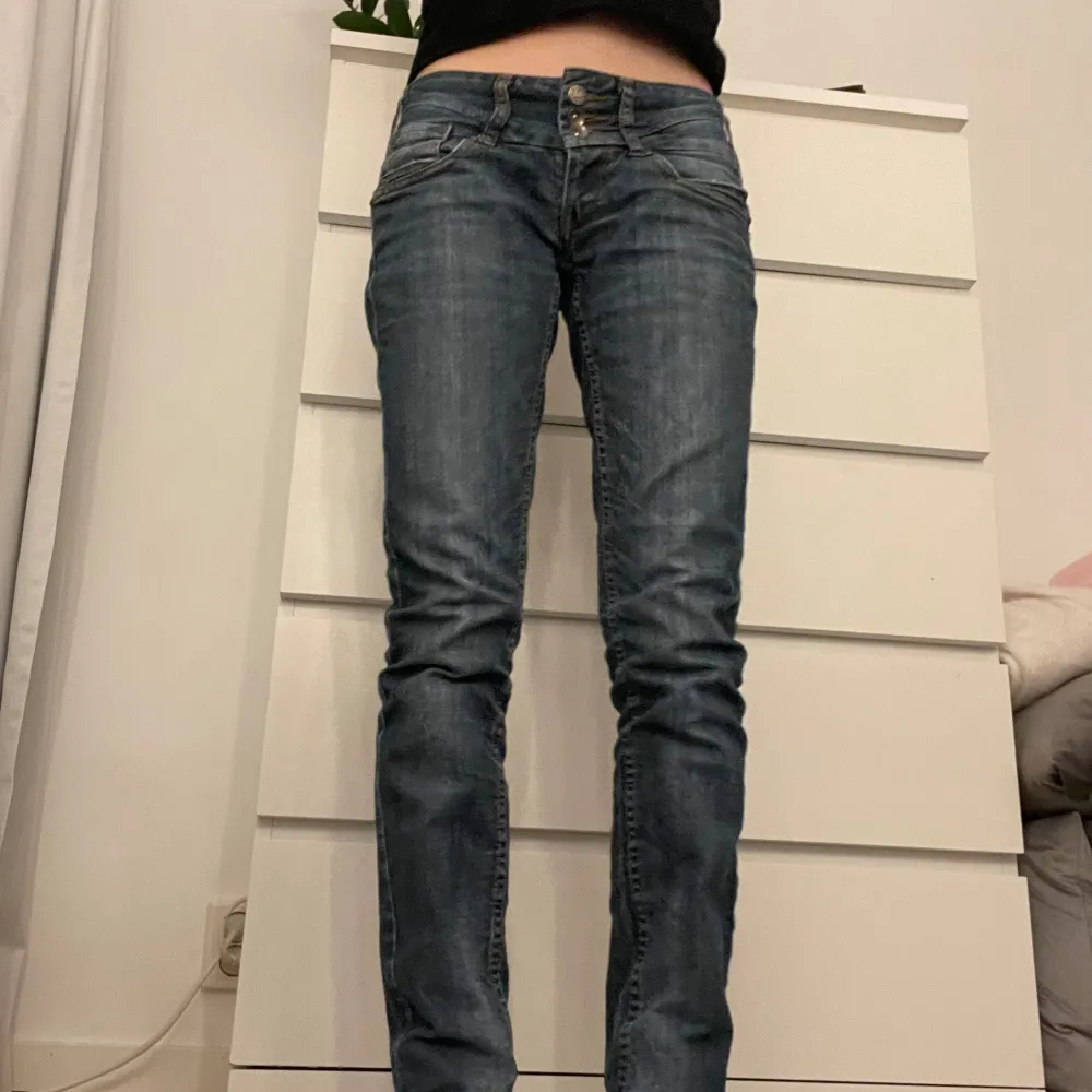 Low waist jeans, jag är 160cm och har vikt upp jeansen ungefär 9cm på bilden så de borde passa någon som är runt 169. Jeans & Byxor.