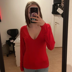 Röd tröja - Ska vara tajt egentligen men fick den i present i fel storlek. Från new yorker. Använd 1 gång.