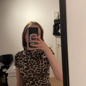 Tajt leopard t-shirt - Köpt från SHEIN, använd ett fåtal gånger.