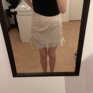 Blommig kjol - Köpt på SHEIN, slitet går att ändra på