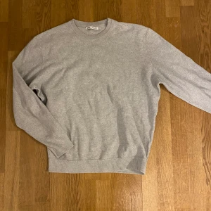 Zara stickad tröja  - En fin stickad tröja från Zara som passar till lite finare tillställningar men också till vardags. Knappt använd 