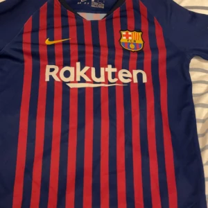 Barcelona 2018/19 hemmaställ - Använd väldigt få gånger. Ser ny ut. Passar alla mellan 11-12 år åldern eller runt 160 cm lång. 
