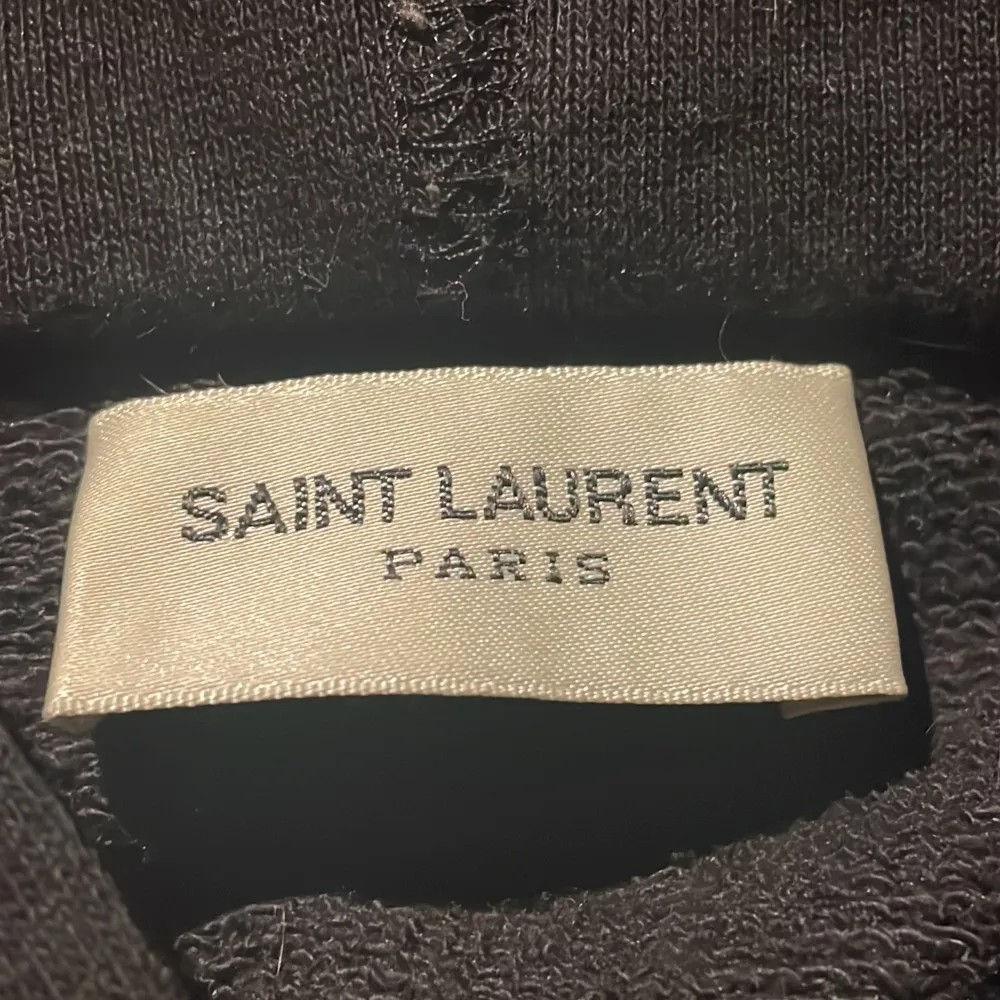 Riktigt fräsch hoodie från Saint Laurent! Hoodien är i toppenskick, 9/10! Kvitto finns. Nypris på denna ligger kring 7000 kr. Modellen på bilden är 183 cm lång, och väger ca 70 kg. Hör av dig vid intresse! 💫. Hoodies.