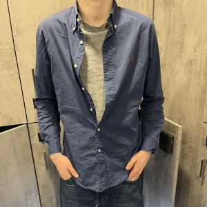 Ralph Lauren Skjorta - Tja säljer nu en perfekt skjorta för sommaren och de varmare säsongerna. Inga skador och bra skick. 9/10 