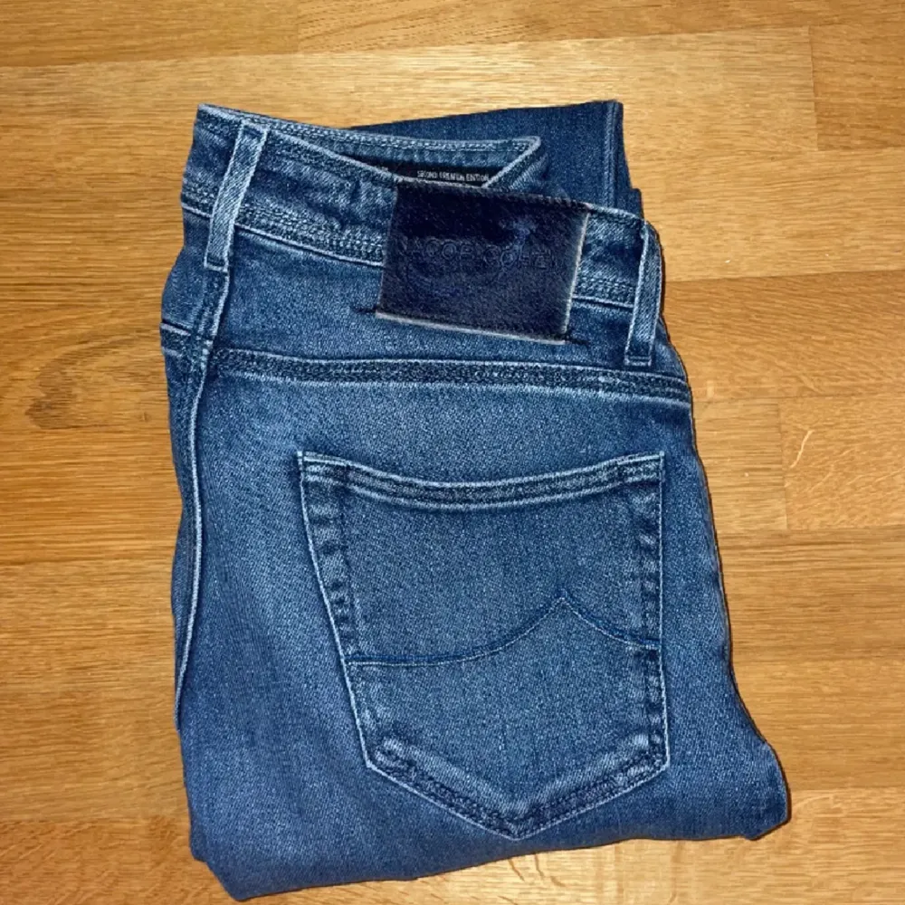 Säljer ett par jeans från Jacob cohën som sys i en liten by i Italien, nypris på dessa ligger på 5399 kr, toppen skick på byxorna 8,7/10 | modellen  på bilderna är 180 lång, skriv vid frågor eller funderingar, priset är diskuterbart. Jeans & Byxor.