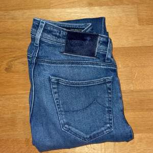 Säljer ett par jeans från Jacob cohën som sys i en liten by i Italien, nypris på dessa ligger på 5399 kr, toppen skick på byxorna 8,7/10 | modellen  på bilderna är 180 lång, skriv vid frågor eller funderingar, priset är diskuterbart