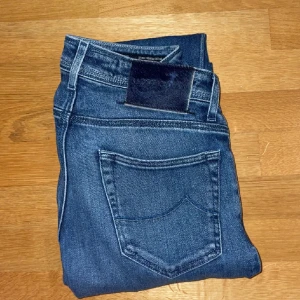 Jacob Cohen 622 - Säljer ett par jeans från Jacob cohën som sys i en liten by i Italien, nypris på dessa ligger på 5399 kr, toppen skick på byxorna 8,7/10 | modellen  på bilderna är 180 lång, skriv vid frågor eller funderingar, priset är diskuterbart