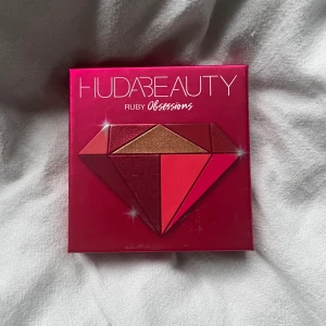 Huda beauty  - Denna huda beauty ruby obsessions ögonskuggspalett är helt ny och skuggorna har aldrig rörts. Tyvärr faller skuggorna inte mig i smaken och därmed har den aldrig använts! Nypris ca 300kr