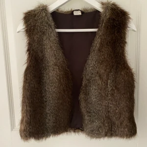 Trendig päls väst  - Trendig och fin päls väst från VILA som är helt oanvänd alltså i nyskick💕 Storlek XS men passar som S! 