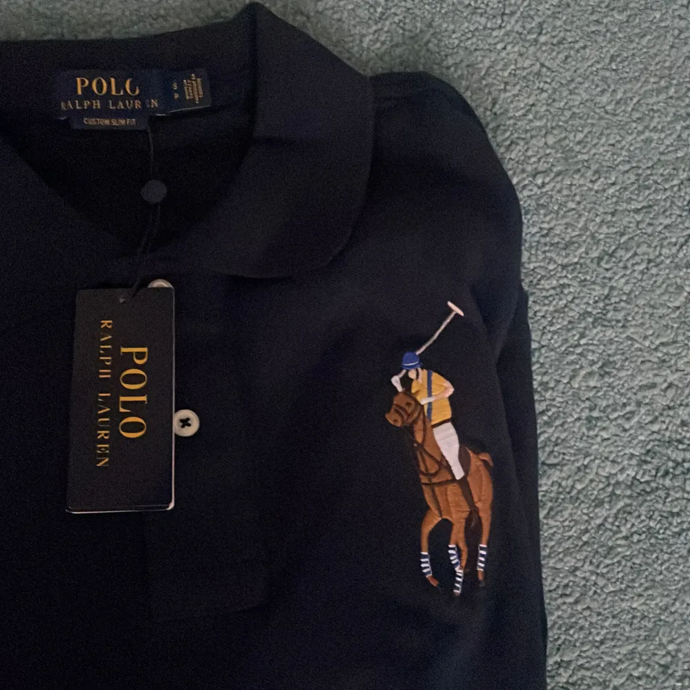 Helt ny polo Ralph lauren pike 10/10 skick lappen är på skriv för frågor och funderingar!. T-shirts.