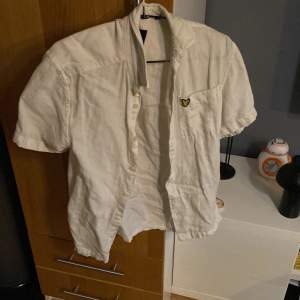 En perfekt skjorta till sommaren som är i storlek XS men den är stor i sin storlek så den är i S. Den är i mycket bra skick och är knappt använd.